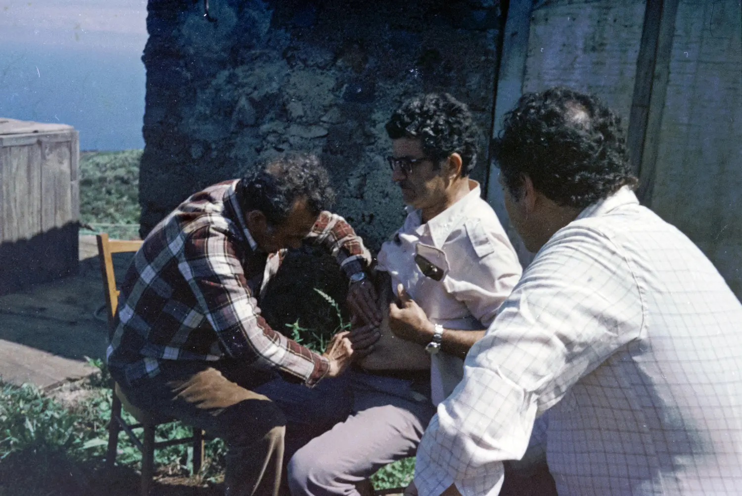 Curando empacho o padrejón.